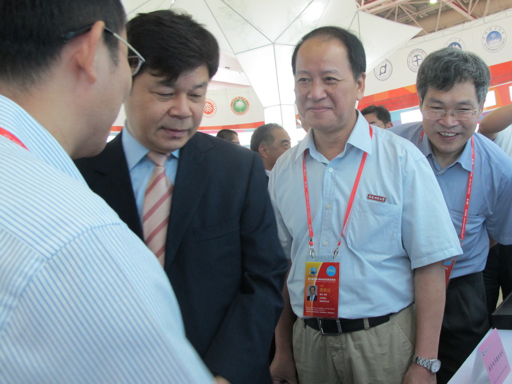 教育部杜占元副部长亲临MILAN米兰体育·（中国）官方网站展位指导